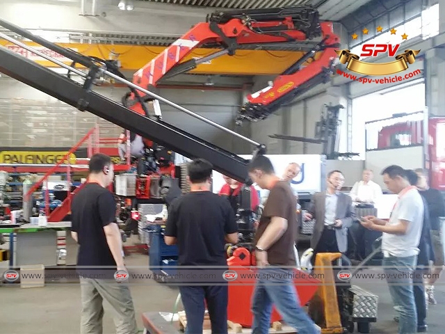 Exchanging work experience of truck mounted crane Exchanging work experience of truck mounted crane